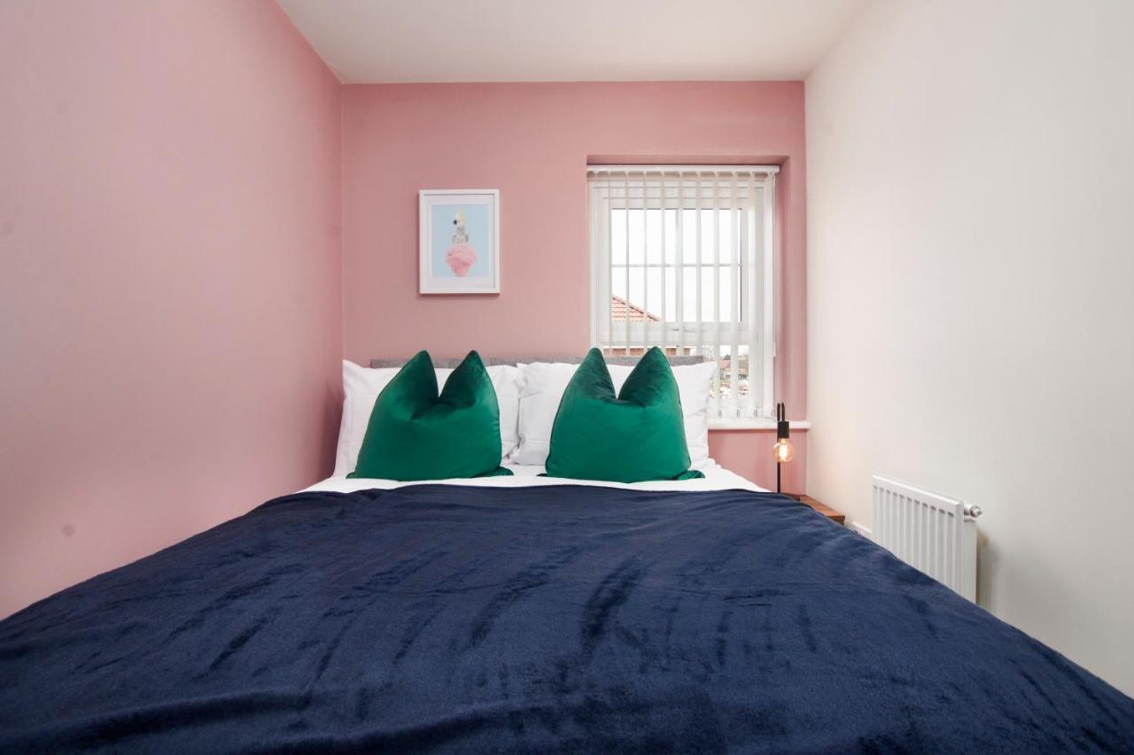 Holiday home Superb 3br House In Sleeps 9 W/parking Coventry