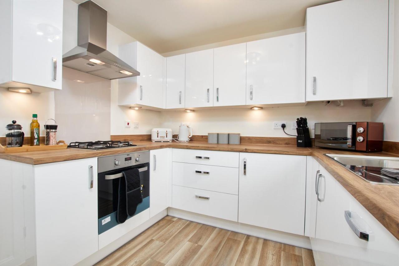 Superb 3br House In Sleeps 9 W/parking