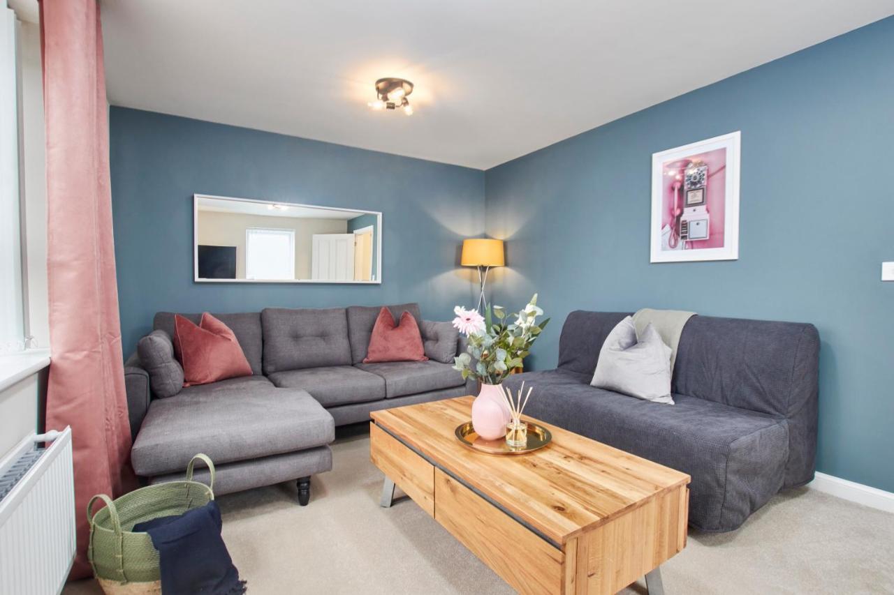 Сasa de vacaciones Superb 3br House In Sleeps 9 W/parking Coventry