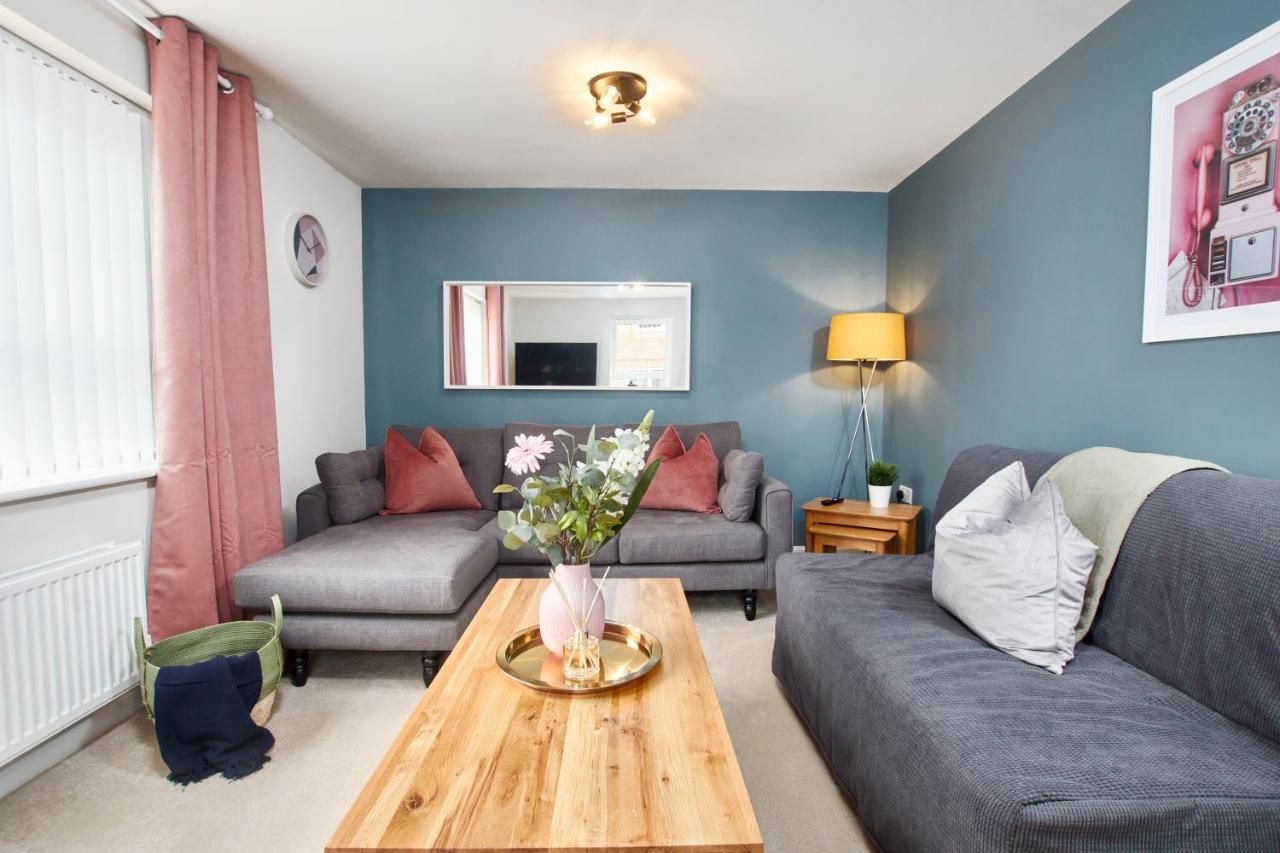 Superb 3br House In Sleeps 9 W/parking Сasa de vacaciones Coventry