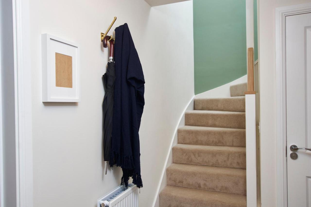 Superb 3br House In Sleeps 9 W/parking Сasa de vacaciones Coventry